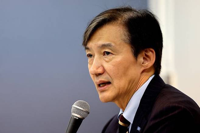 조국 조국혁신당 혁신정책연구원장이 3일 대구 수성구 사회적협동조합 지식과 세상에서 열린 지역 인사 간담회에 앞서 취재진 질문에 답하고 있다. ⓒ뉴시스