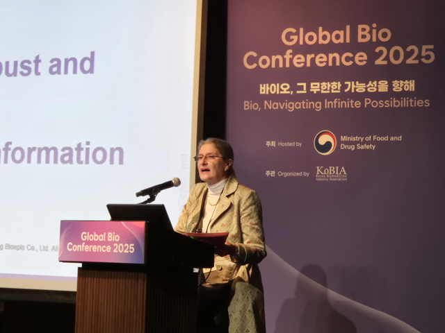 질리언 울렛 삼성바이오에피스 미국 규제정책 전략 담당 상무가 4일 서울 강남구 그랜드 인터컨티넨탈 서울 파라나스 호텔에서 열린 ‘글로벌 바이오 컨퍼런스 2025’에서 ‘바이오시밀러 글로벌 규제 동향’을 주제로 발표하고 있다. 이미선 기자