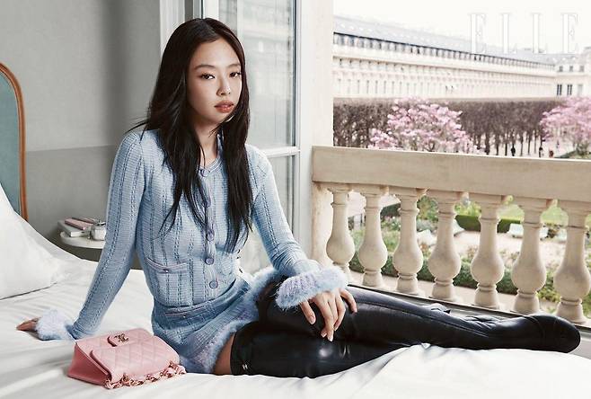 프레피한 스타일에 레더 사이하이 부츠를 매치한 제니.