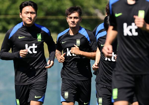 옌스 카스트로프(가운데)가 4일(한국시각) 열린 축구대표팀 훈련에서 몸을 풀고 있다. 뉴욕/연합뉴스