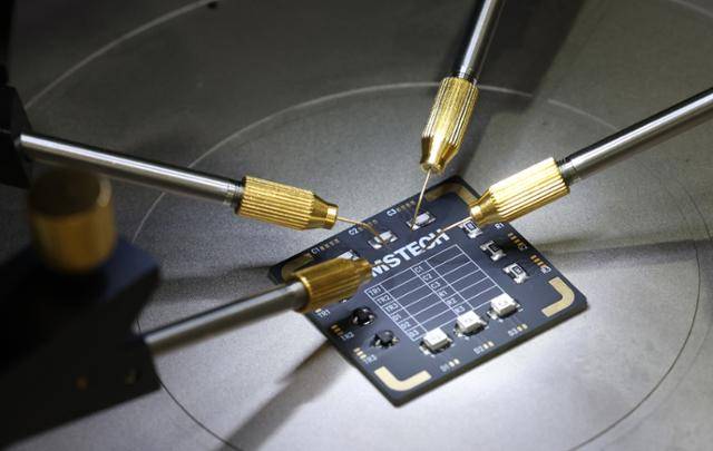 지난달 28일 경기 수원시 영통구 수원컨벤션센터에서 열린 2025 차세대 반도체 패키징(Packaging) 산업전(ASPS 2025)에 최신 반도체 패키징 응용 장비 및 다양한 반도체 관련 제품들이 전시돼 있다. 뉴스1