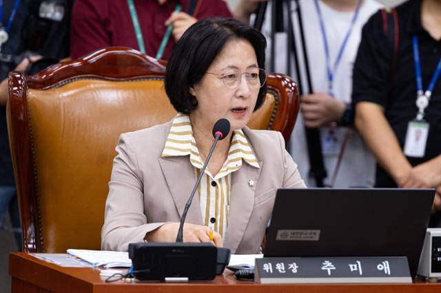 추미애 국회 법제사법위원장이 4일 서울 여의도 국회에서 열린 제429회 국회(정기회) 법제사법위원회 제2차 전체회의에서 나경원 국민의힘 의원의 초선 관련 발언에 대해 사과를 요구하고 있다. 뉴스1