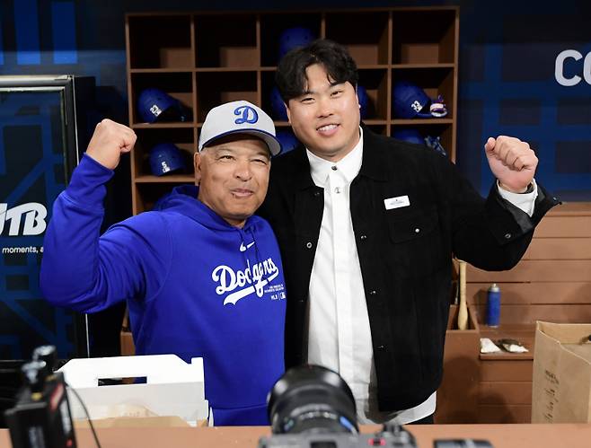 지난해 서울 고척돔에서 열린 메이저리그(MLB) 정규시즌 개막전인 LA 다저스와 샌디에이고 파드리스전에 앞서 데이브 로버츠 다저스 감독을 찾은 류현진. 정시종 기자