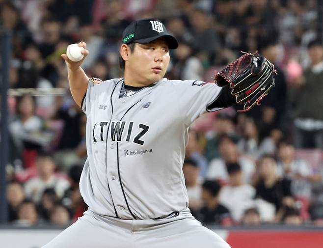 22일 오후 수원 KT위즈파크에서 열린 2025 프로야구 KIA와 KT 경기. KT 투수 문용익이 7회 등판 역투하고있다. 수원=정시종 기자 capa@edaily.co.kr /2025.05.22.