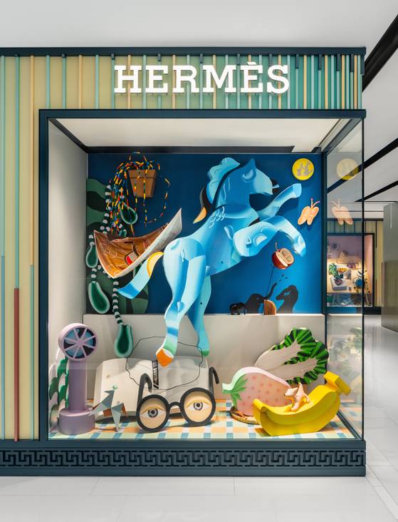 에르메스의 새로운 갤러리아 웨스트 부티크 쇼윈도. 사진 에르메스