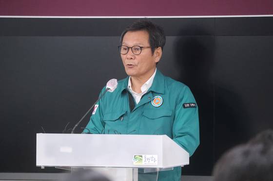 지난 1일 강원 강릉시청 재난상황실에서 김홍규 강릉시장이 기자회견을 열고 가뭄 극복을 약속하고 있다. 연합뉴스