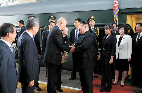 북한 조선중앙통신은 2일 저녁 ″조선민주주의인민공화국 외무성 보도국은 김정은 동지께서 9월 2일 현지시간으로 오후 16시 중화인민공화국의 수도 베이징에 도착하시였다″고 보도했다. 이날 통신이 발행한 사진을 보면 김 위원장의 딸 주애도 동행했다. 조선중앙통신=연합뉴스