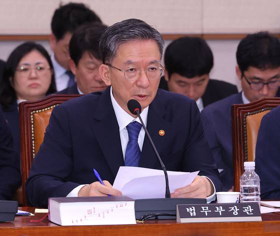 정성호 법무부 장관이 4일 서울 여의도 국회에서 열린 법제사법위원회 전체회의에 참석해 의원 질의에 답변하고 있다. 연합뉴스