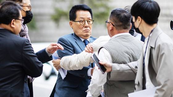 서해 공무원 피격 사건을 은폐하려 한 혐의로 기소된 박지원 더불어민주당 의원이 2023년 3월 24일 서울 서초동 서울중앙지방법원에서 열린 1차 공판에 출석하며 서해 피격 공무원 유족 이래진 씨의 항의를 받고 있다. 연합뉴스