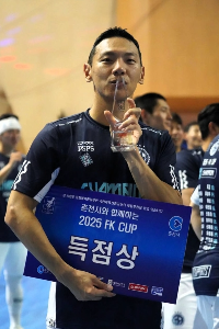 ▲ 경기LBFS 이한울이 지난 7월 27일 춘천 호반체육관에서 막을 내린 2025 FK CUP 남자부에서 득점상을 수상한 뒤 트로피에 입을 맞추고 있다. 경기LBFS 제공