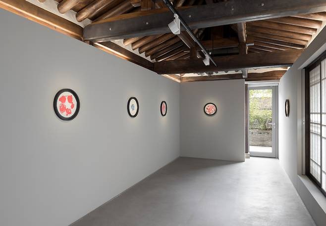 한옥《Rocking to Infinity》설치전경. 국제갤러리 제공.