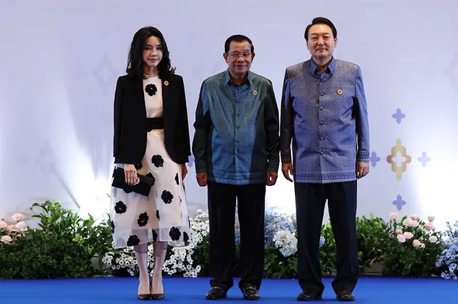 윤석열 전 대통령과 김건희 여사가 2022년 11월 캄보디아 프놈펜 쯔노이짱바 국제 컨벤션 센터에서 열린 캄보디아 주최 갈라 만찬에서 훈센 캄보디아 총리와 기념 촬영하고 있다. 대통령실 제공