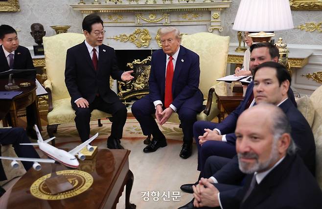 이재명 대통령과 도널드 트럼프 미국 대통령이 지난달 25일(현지시간) 미국 워싱턴 백악관 오벌오피스에서 한·미 정상회담을 하고 있다. 김창길 기자