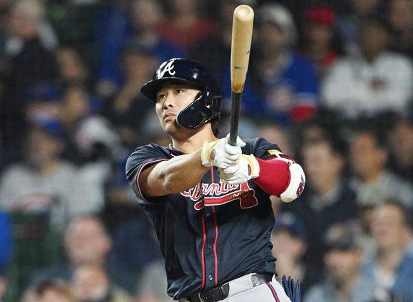 김하성이 4일(한국시간) 시카고 컵스와의 방문 경기에서 3점 홈런을 친 뒤 타구를 지켜보고 있다. AFP연합뉴스