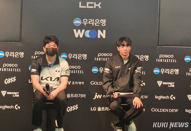 김대호 코치와 ‘루시드’ 최용혁이 4일 서울 종로구 롤파크 LCK 아레나에서 열린 BNK 피어엑스와의 ‘2025 LCK’ 플레이-인 1라운드 경기가 끝난 뒤 취재진과 기자회견을 하고 있다. 송한석 기자