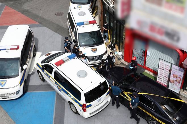 지난 3일 흉기 사건이 발생한 서울 관악구 조원동의 한 주택가에서 경찰이 현장 조사 중인 모습. /사진=뉴스1