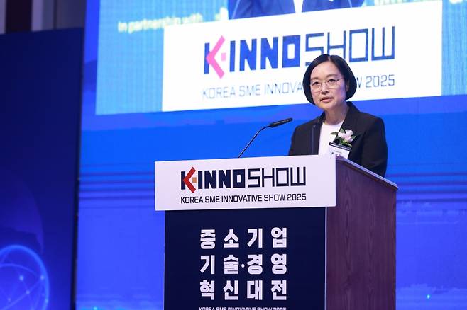 한성숙 중소벤처기업부 장관이 4일 제주 부영호텔&리조트에서 열린 '2025 중소기업 기술·경영 혁신대전 개막식'에서 축사를 하고 있다./사진=중기부 제공.