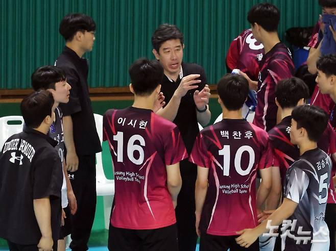 29일 경북 영천 영천체육관에서 열린 '제36회 CBS배 전국중고배구대회' 18세 이하 남자부 수성고와 인하사대부고의 경기에서 수성고 후인정 감독이 작전지시를 하고 있다. 영천(경북)=황진환 기자