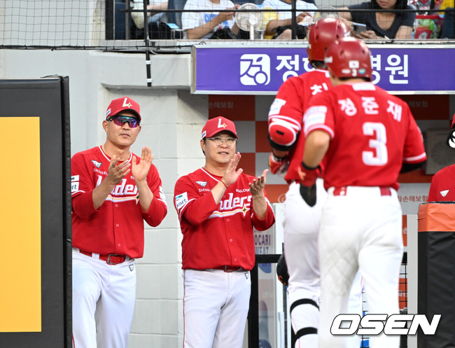 이숭용 감독이 선수들의 득점을 축하하고 있다./OSEN DB