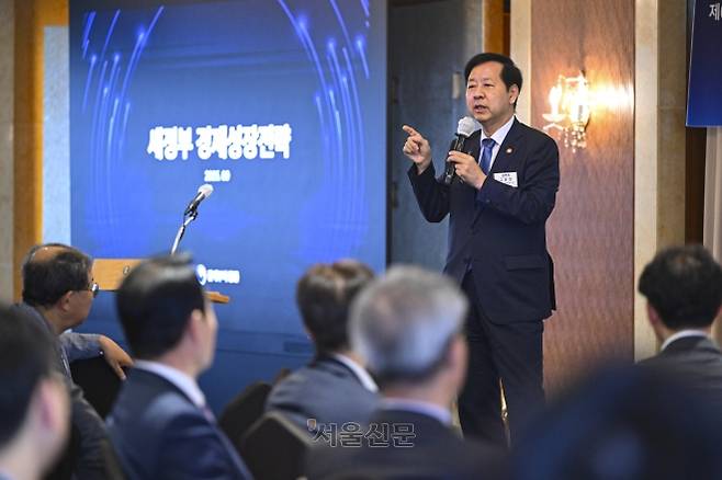 구윤철 부총리 겸 기획재정부 장관이 4일 서울 중구 롯데호텔에서 열린 ‘제68회 서울신문 광화문라운지’에서 ‘새 정부 경제성장전략’을 주제로 강연하고 있다. 2025. 9. 4. 이지훈 기자