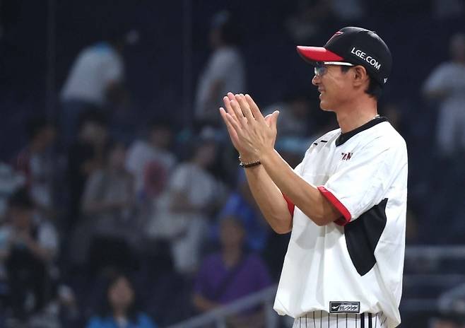 염경엽 LG 트윈스 감독이 지난달 28일 창원NC파크에서 열린 2025 KBO리그 정규시즌 NC 다이노스와의 원정 경기에서 4-3으로 승리한 뒤 선수들을 환영하고 있다. 창원 연합뉴스