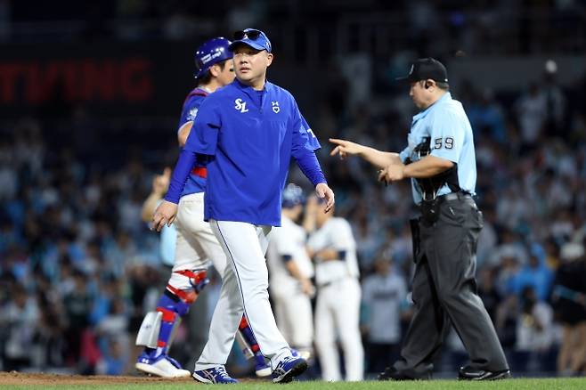 박진만 삼성 라이온즈 감독이 지난달 19일 창원 NC파크에서 열린 2025 KBO리그 정규시즌 NC 다이노스와의 원정 경기에서 마운드를 내려오고 있다. 삼성 라이온즈 제공