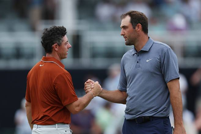 로리 매킬로이(왼쪽)와 스코티 셰플러가 지난 5월 17일 PGA 챔피언십 2라운드 경기를 마친 뒤 악수하고 있다. 게티이미지코리아