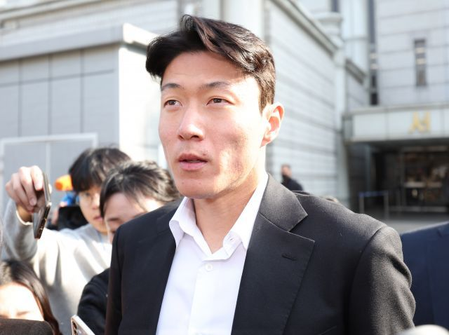 황의조가 지난 2월 서울중앙지법에서 열린 1심 선고를 마친 후 나서고 있다. 연합뉴스