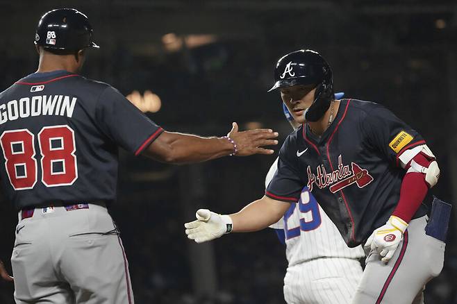 ▲ 애틀랜타 소속으로 첫 안타를 치고 하이파이브하는 김하성. ⓒ연합뉴스/AP