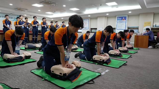 포스코 신입사원들이 심폐소생술 실습을 진행하고 있다. /포스코 제공