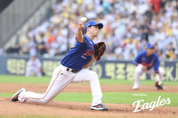 한화 이글스 엄상백이 마운드에서 힘차게 공을 뿌리고 있다. 사진 | 한화 이글스