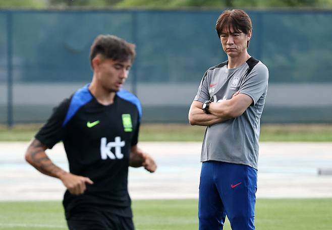 2일(현지시간) 미국 뉴욕주 아이칸 스타디움에서 열린 한국 축구 대표팀 훈련에서 홍명보 감독이 옌스 카스트로프를 보고 있다. 사진=연합뉴스