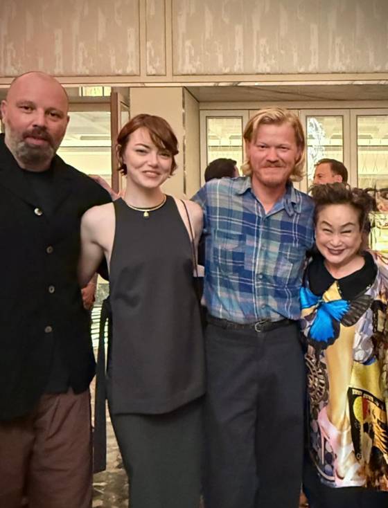 CJ 그룹 이미경 부회장이 제82회 베니스국제영화제에 참석, 올해 영화제 경쟁부문 초청작이자, 기획·제작 단계부터 프로듀서로 참여한 '지구를 지켜라!' 할리우드 리메이크작 '부고니아' VIP 파티에서 작품을 연출한 요르고스 란티모스 감독, 주연 배우 엠마스톤, 제시 플레먼스와 만났다. 〈사진=영화 '부고니아' 권익현 PD SNS〉