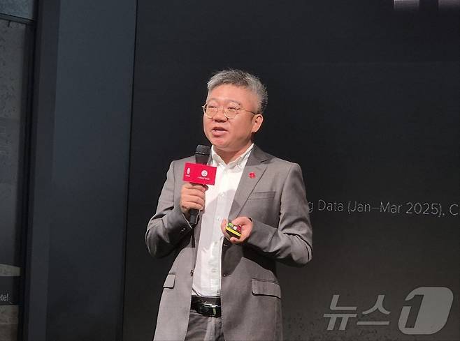 동밍 로보락 서유럽 영업 총괄(Head of Roborock WEU Channel Sales)이 4일(현지시각) IFA2025가 열린 독일 메세 베를린 로보락 부스에서 키노트 연설을 하고 있다.2025.9.4/뉴스1 ⓒ News1 최동현 기자