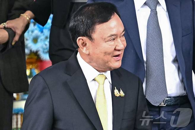 태국의 탁신 친나왓 전 총리가 지난달 22일 방콕 형사법원을 떠나고 있다. 법원은 이날 탁신의 왕실 모독 혐의 관련 소송을 기각하고 무죄를 선고했다. 2025.08.22. ⓒ AFP=뉴스1 ⓒ News1 권영미 기자