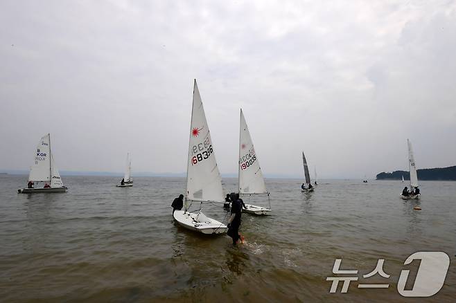 3일 오후 경북 포항시 북구 흥해읍 죽천리 해수욕장에서 요트가 떠다니고 있다. 2025.8.3/뉴스1 ⓒ News1 최창호 기자