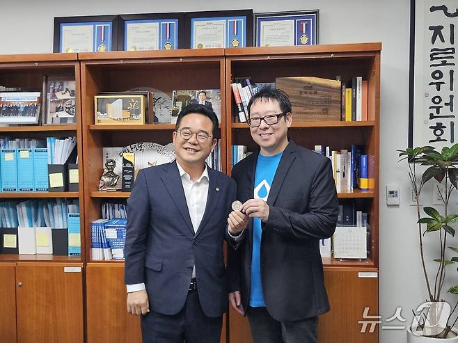 민병덕 더불어민주당 의원과 샘슨 모우 Jan3 CEO가 지난 4일 국회 민병덕 의원실에서 만남을 가지는 모습.