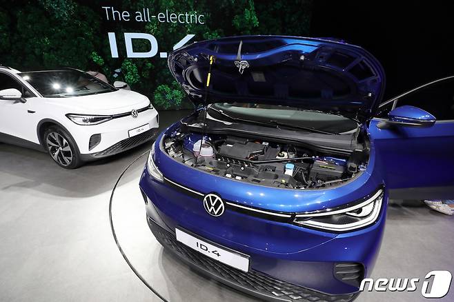 폭스바겐코리아가 15일 광진구 비스타 워커힐 서울호텔에서 첫 번째 순수 전기 SUV 'The all electric ID.4'출시 미디어행사를 갖고 ID.4를 공개하고 있다.2022.9.15/뉴스1 ⓒ News1 박세연 기자