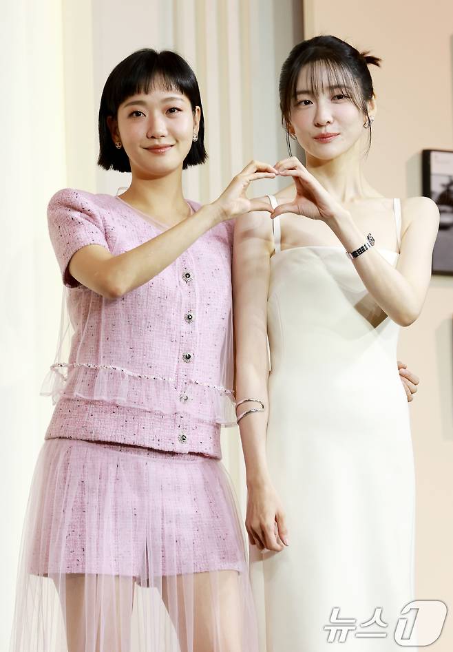 배우 김고은과 박지현(오른쪽)이 5일 서울 중구 앰배서더 서울 풀만 호텔에서 열린 넷플릭스 시리즈 '은중과 상연' 제작발표회에 참석해 포즈를 취하고 있다. '은중과 상연'은 매 순간 서로를 가장 좋아하고 동경하며, 또 질투하고 미워하며 일생에 걸쳐 얽히고설킨 두 친구, 은중(김고은 분)과 상연(박지현)의 모든 시간을 마주하는 이야기를 그렸다. 2025.9.5/뉴스1 ⓒ News1 권현진 기자