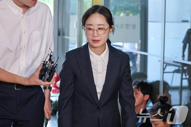 최지현 전 대통령실 인사비서관이 5일 오후 서울 서초구 순직해병특검팀 사무실에서 이종섭 전 국방부 장관의 호주 대사 임명 배경 등 참고인 신분 조사를 받기 위해 출석하고 있다. 2025.9.5/뉴스1 ⓒ News1 안은나 기자