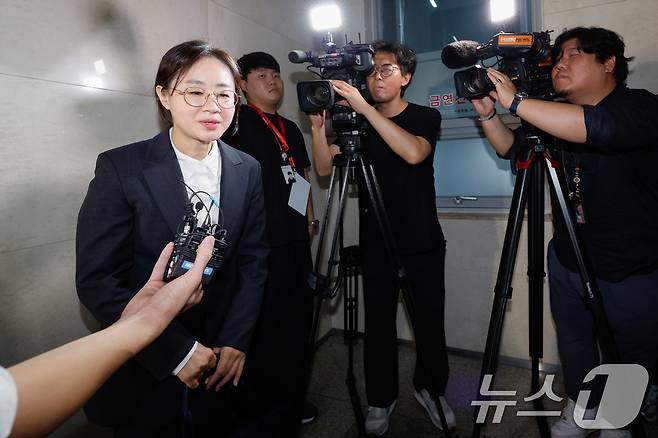 최지현 전 대통령실 인사비서관이 5일 오후 서울 서초구 순직해병특검팀 사무실에서 이종섭 전 국방부 장관의 호주 대사 임명 배경 등 참고인 신분 조사를 받기 위해 출석하고 있다. ⓒ News1 안은나 기자