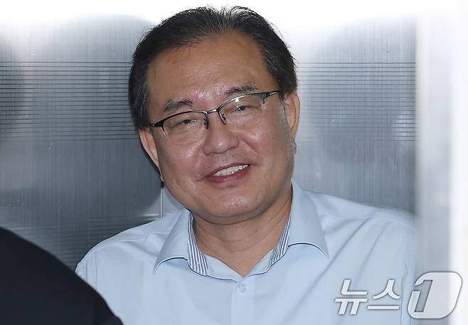 순직 해병 툭별검사팀을 이끄는 이명헌 특검이 2일 오후 서울 서초구 특검 사무실로 향하며 엘리베이터에 올라 미소를 짓고 있다. 2025.9.2/뉴스1 ⓒ News1 오대일 기자