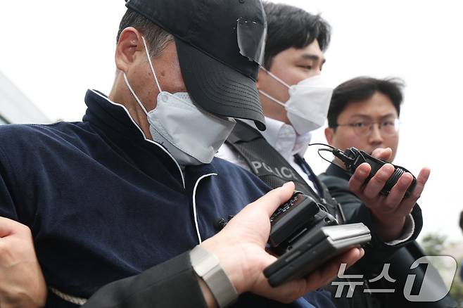 17일 오후 경기 용인시 처인구 용인동부경찰서에서 살인 및 존속살인 혐의를 받는 A 씨가 구속 전 피의자 심문(영장실질심사)를 받기 위해 나오고 있다. A 씨는 지난 14일 오후 용인시 수지구 아파트에서 80대 부모와 50대 아내, 10~20대 딸 2명 등 5명에게 수면제를 먹여 잠들게 한 후 차례로 살해한 혐의를 받고 있다. 2025.4.17/뉴스1 ⓒ News1 김영운 기자