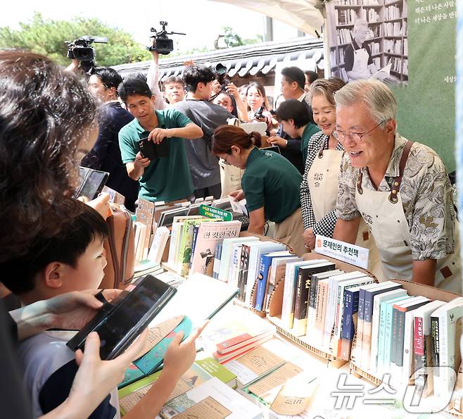 문재인 전 대통령이 5일 전북 전주시 전주한벽문화관 일원에서 열린 제8회 전주독서대전 행사장에 마련된 평산책방을 찾은 독자들과 대화를 나누고 있다. 2025.9.5/뉴스1 ⓒ News1 유경석 기자