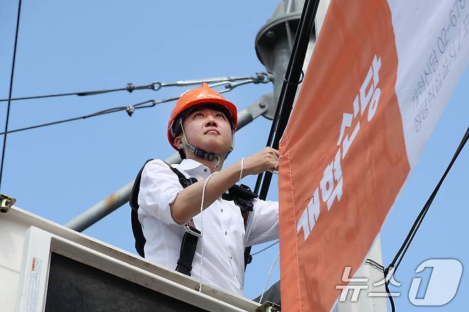 이준석 개혁신당 대표가 5일 오후 대구 북구 경북대학교 북문 앞에서 직접 고소작업차에 올라 당원모집 현수막을 설치하고 있다. 2025.9.5/뉴스1 ⓒ News1 공정식 기자