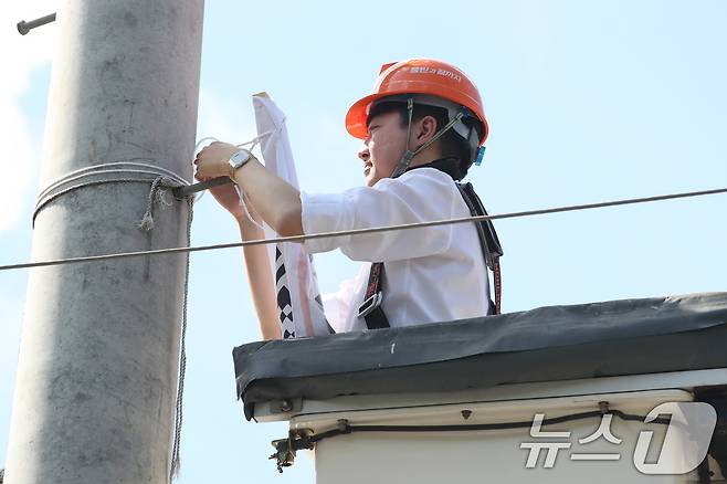 이준석 개혁신당 대표가 5일 오후 대구 북구 경북대학교 북문 앞에서 직접 고소작업차에 올라 당원모집 현수막을 설치하고 있다. 2025.9.5/뉴스1 ⓒ News1 공정식 기자