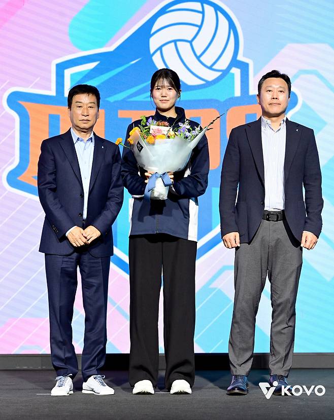 기업은행에 입단한 하예지(가운데)(KOVO제공)