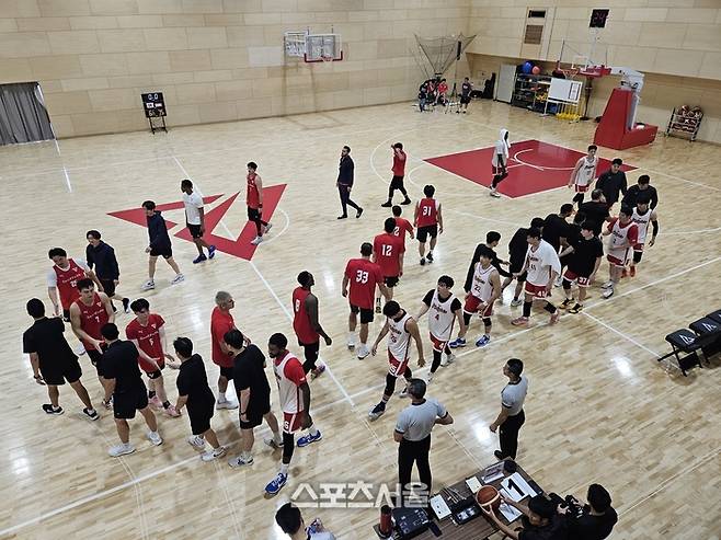 서울 SK 선수들이 4일 지바 제츠와 경기를 마친 후 악수하고 있다. 지바 | 김동영 기자 raining99@sportsseoul.com