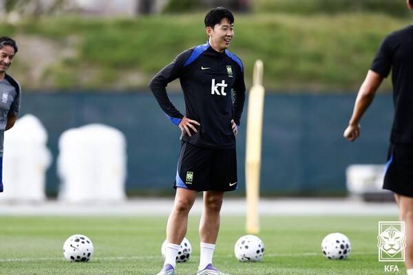 분위기를 끌어올리고 있는 축구 국가대표팀 주장 손흥민. /사진=KFA