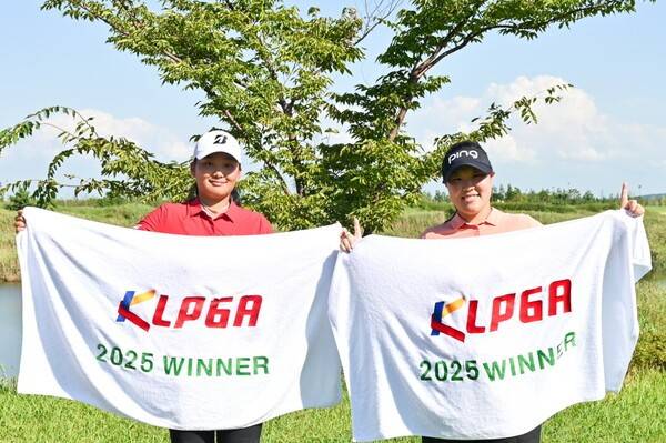 지난 1일(월)부터 5일(금)까지 전라북도 군산시에 위치한 군산 컨트리클럽(파72)의 토너먼트 아웃(OUT), 토너먼트 인(IN) 코스에서 열린 'KLPGA-삼천리 투게더(Together) 꿈나무대회 2025' 중등부 우승자 이다경(왼쪽)과 고등부 우승자 박서진(오른쪽) 포즈를 취하고 있다. /사진=KLPGA
